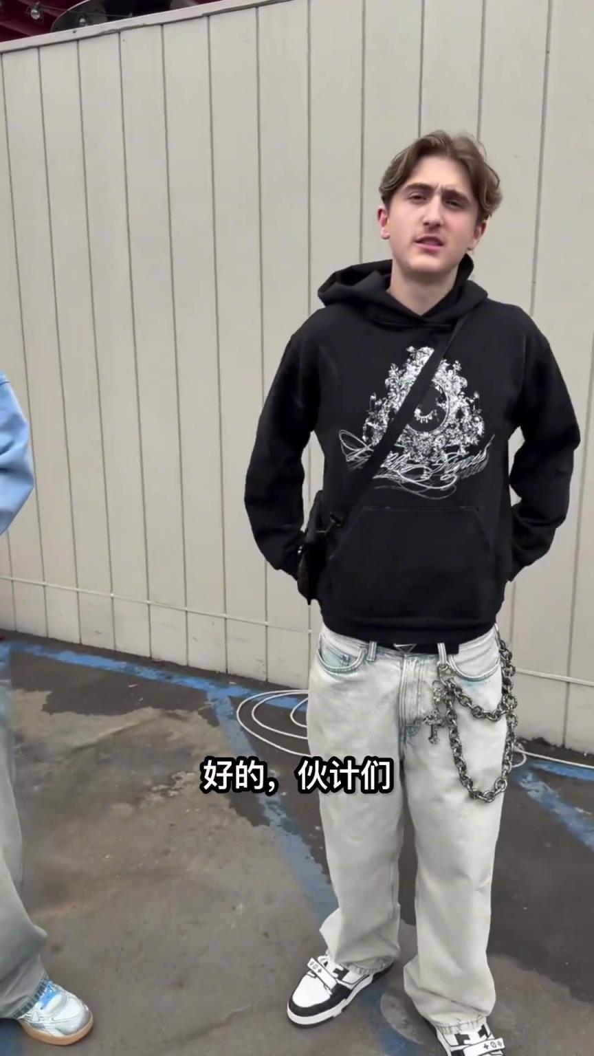 街头采访布朗尼的穿搭，这一身得多少钱啊？