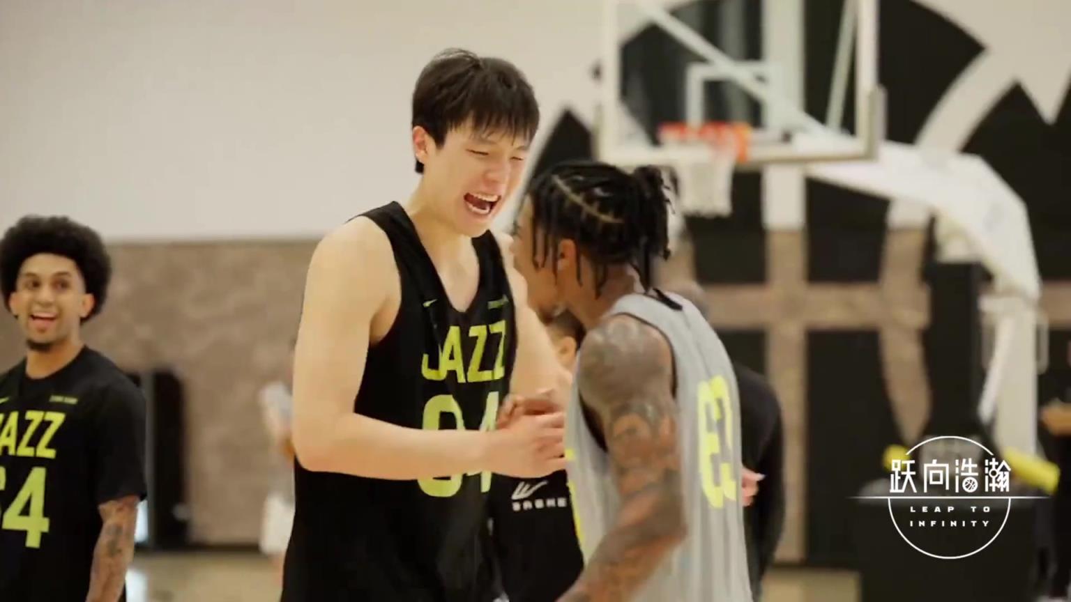翻译：杨瀚森在爵士试训表现很惊艳！上去就13-0打爆了对手！