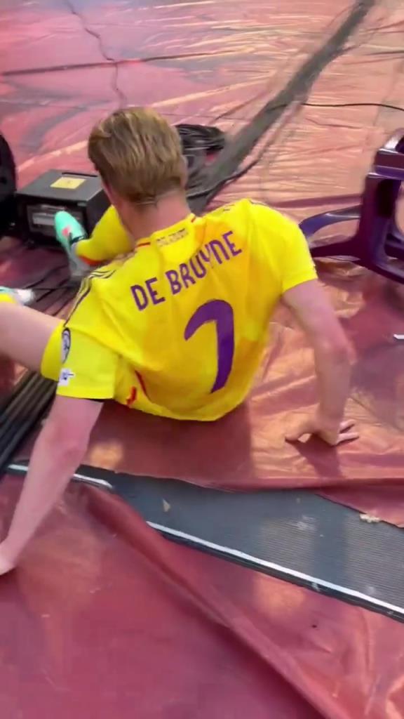 真的拼啊！德布勞內極限救球，翻過廣告牌摔倒在草地外