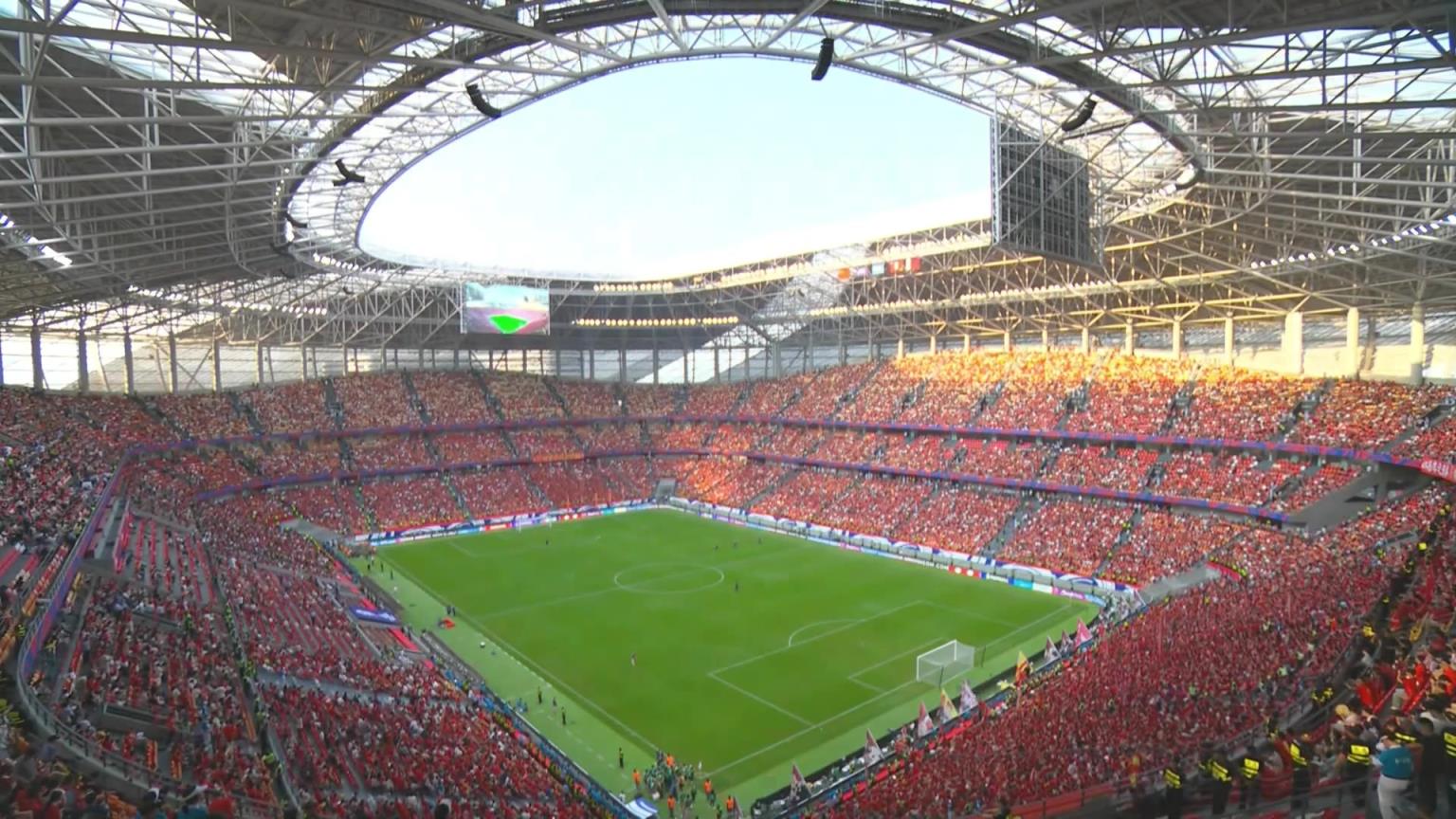 誰說沒人看!龍興體育場賽前就已全場爆滿,看臺一片紅座無虛席