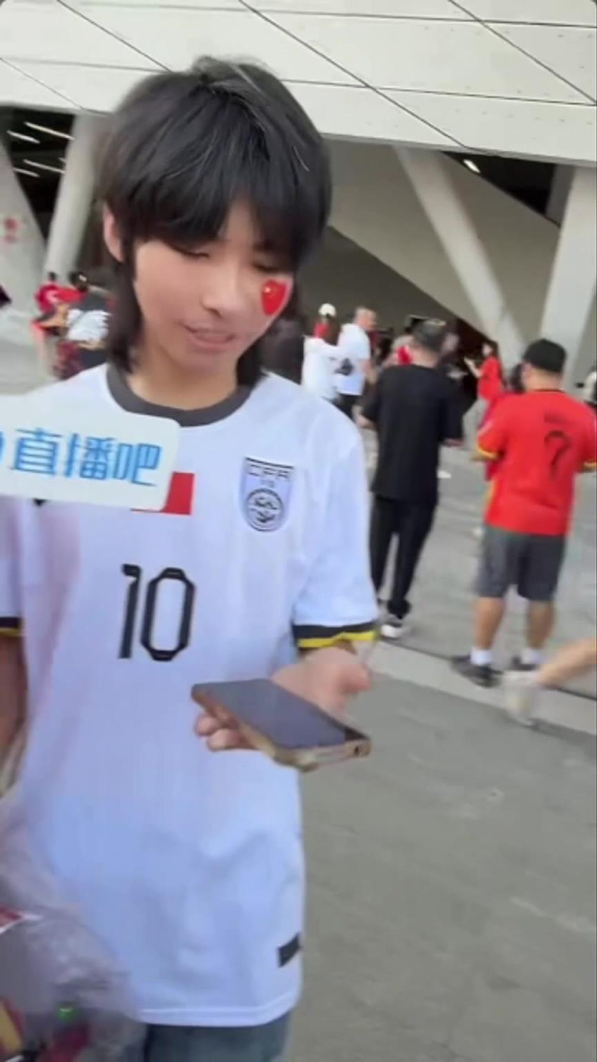 直播吧非常好用！現場國足年輕球迷，熱情展示吧齡