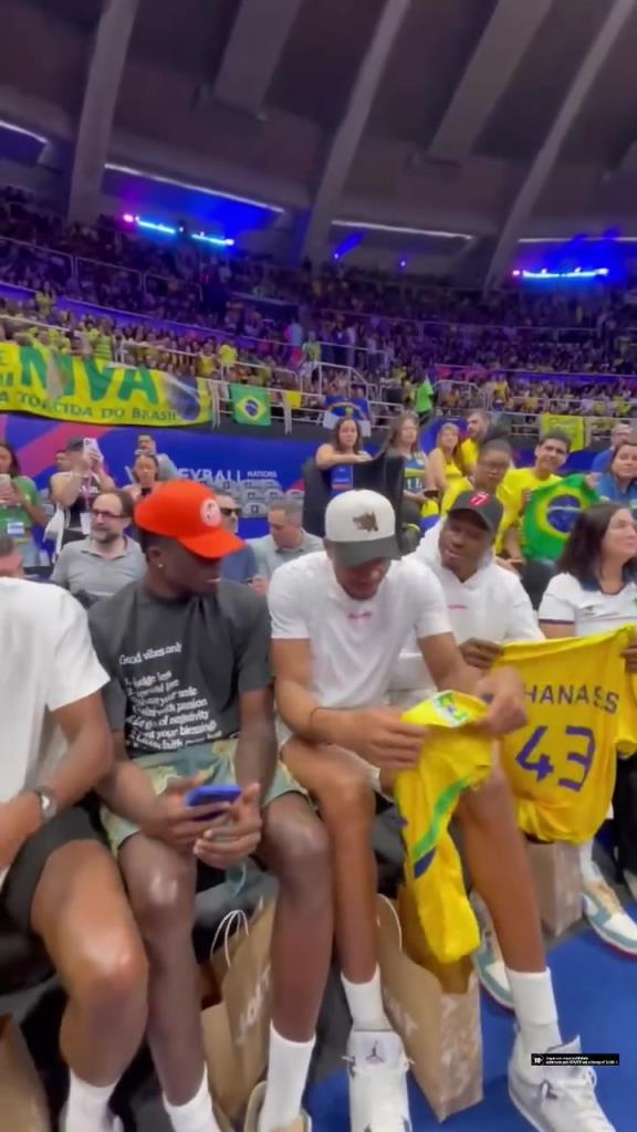 捅了字母窩！字母哥4兄弟在巴西觀看排球比賽