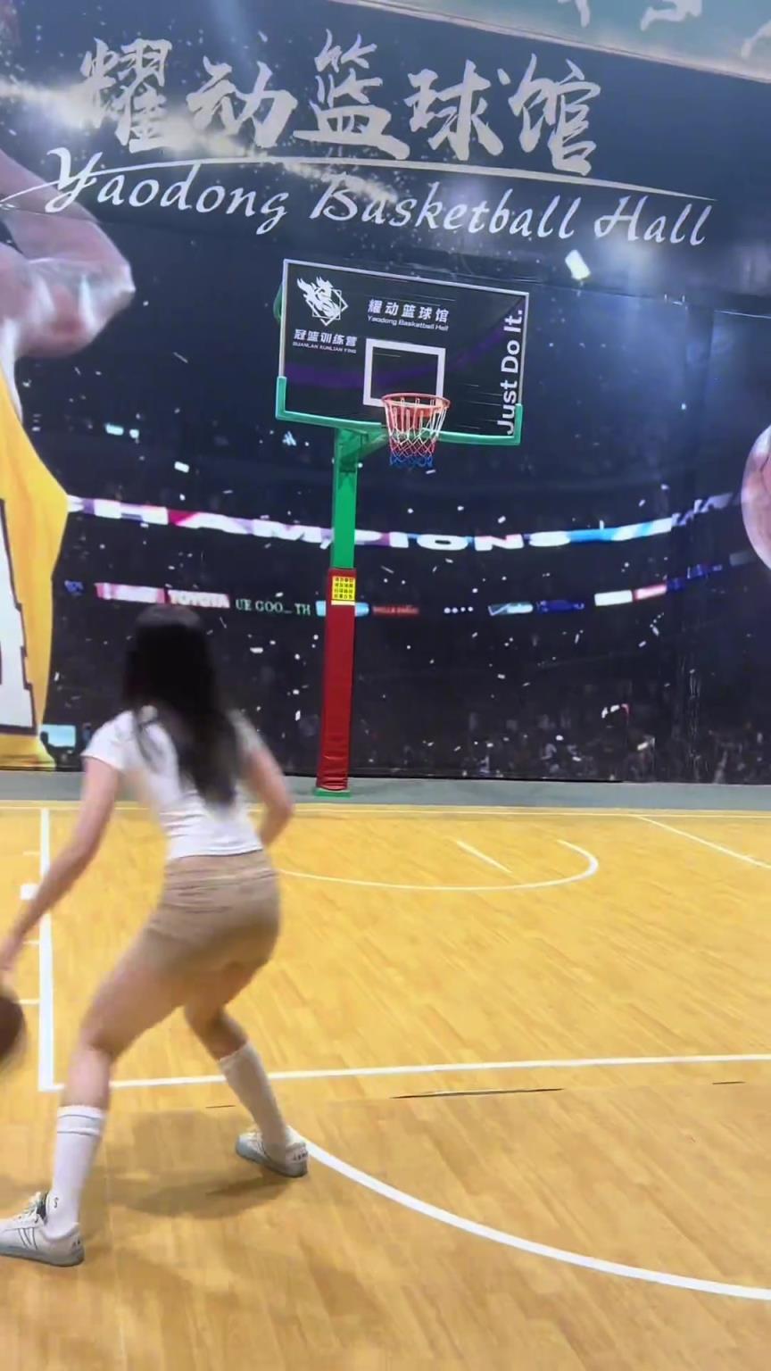 用的是誰的投籃包?