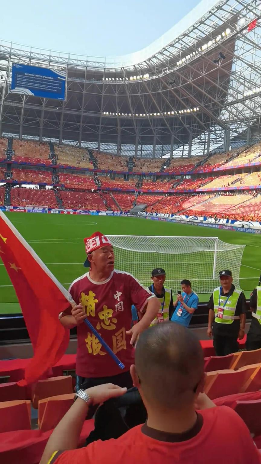 大連王大爺為國足加油助威也是精神十足