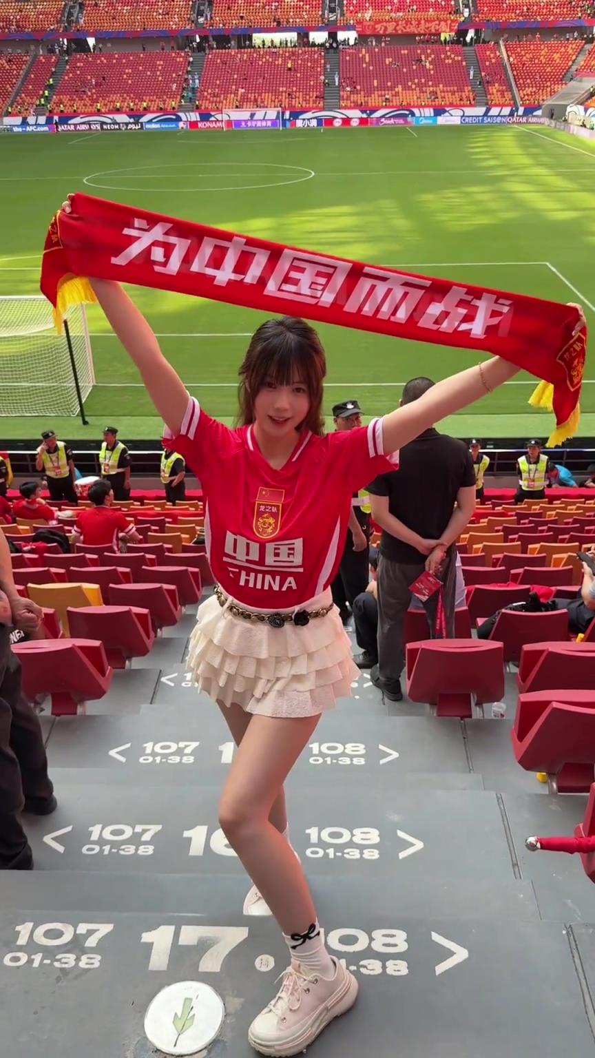 美女球迷現(xiàn)場(chǎng)為國(guó)足加油助威