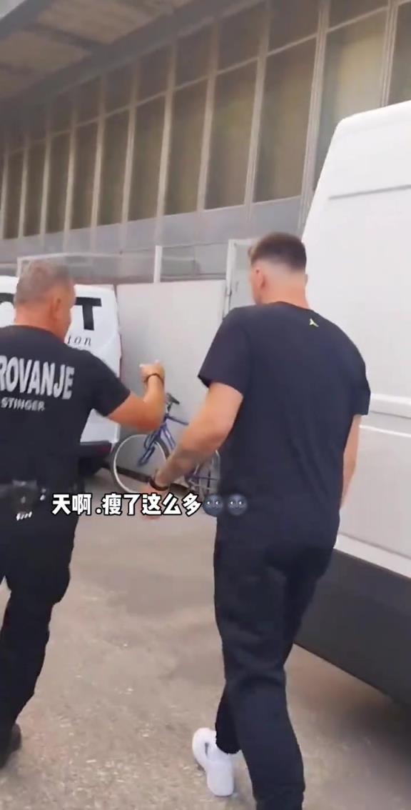 天啊，瘦了這么多！看來私底下沒少鍛煉呢~