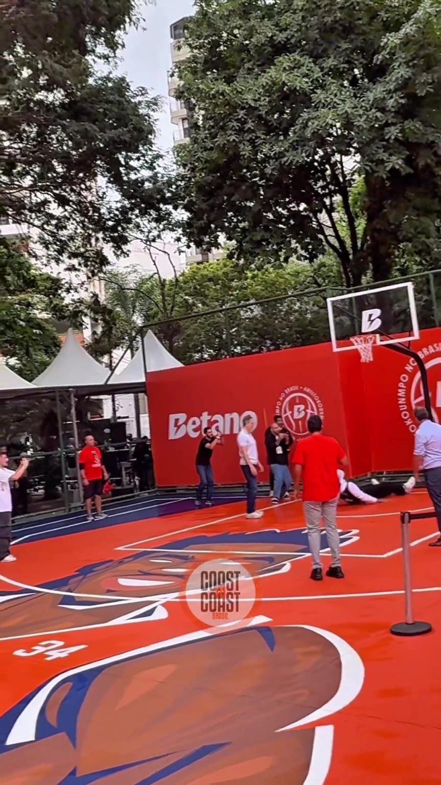 字母哥在里約某企業典禮上滑倒了……