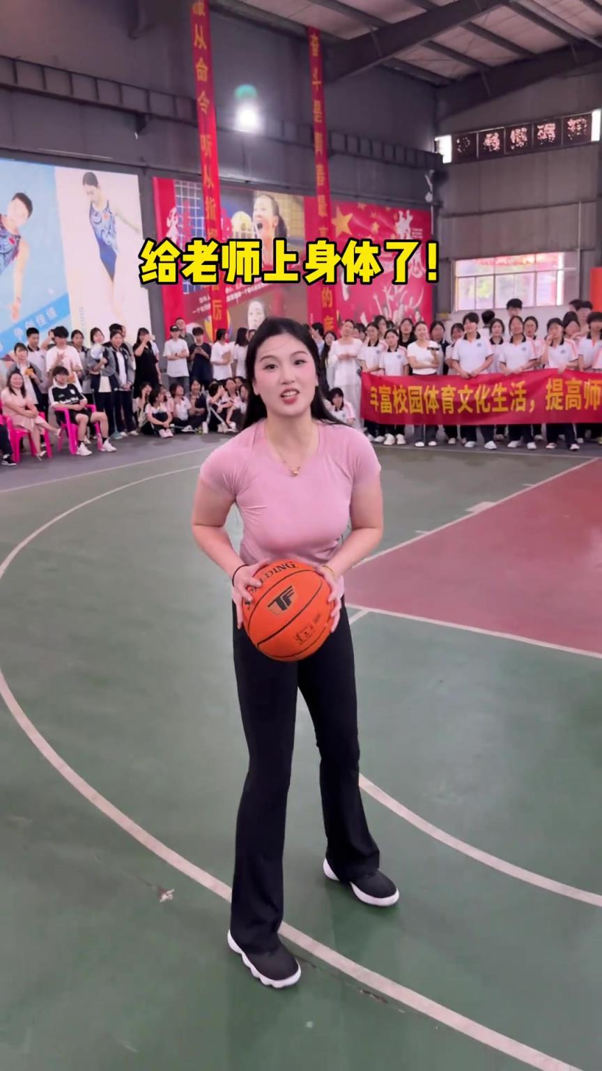 這體格誰頂?shù)米?？國產(chǎn)卡戴珊肘姐和主任單挑：來給老師上上強度