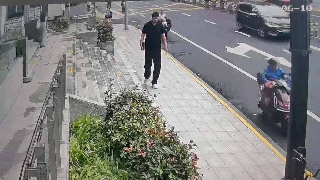 太太太顯眼了！姚明近日走路被路人翻監(jiān)控看到 行人拿手機(jī)拍攝