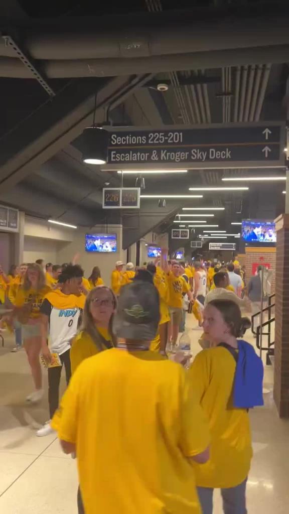 真幸福啊!步行者球迷賽后散場通道內全是歡呼聲