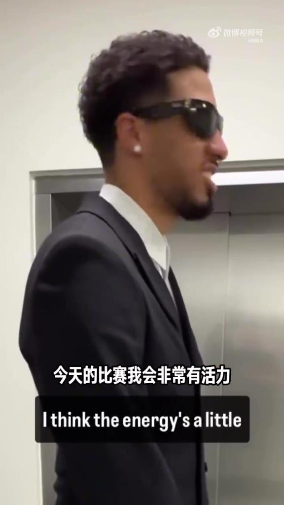 哈利伯頓一身黑色套裝帥氣到場：我很興奮 今天比平時多5個機位