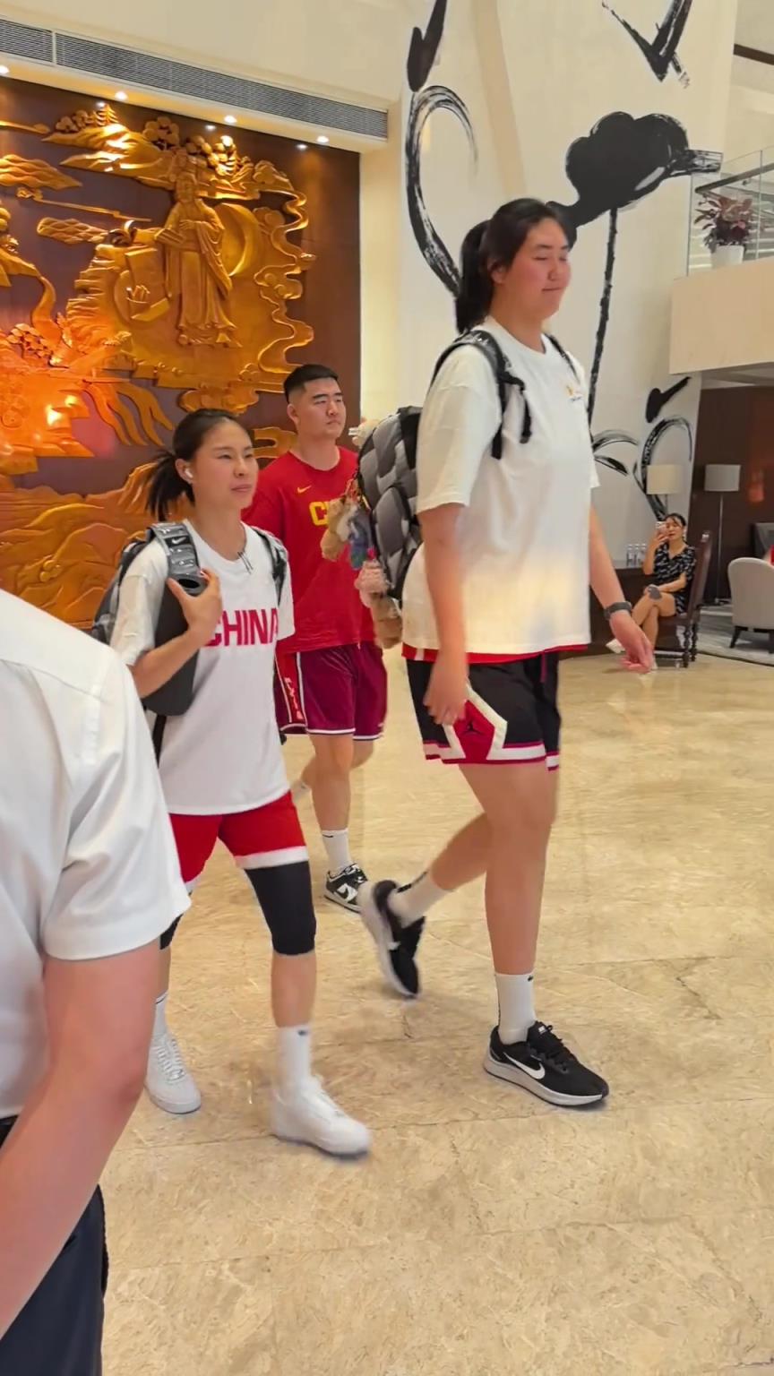 完全是女版姚明！據(jù)說中國女籃張子宇已經(jīng)長到2米27了??！