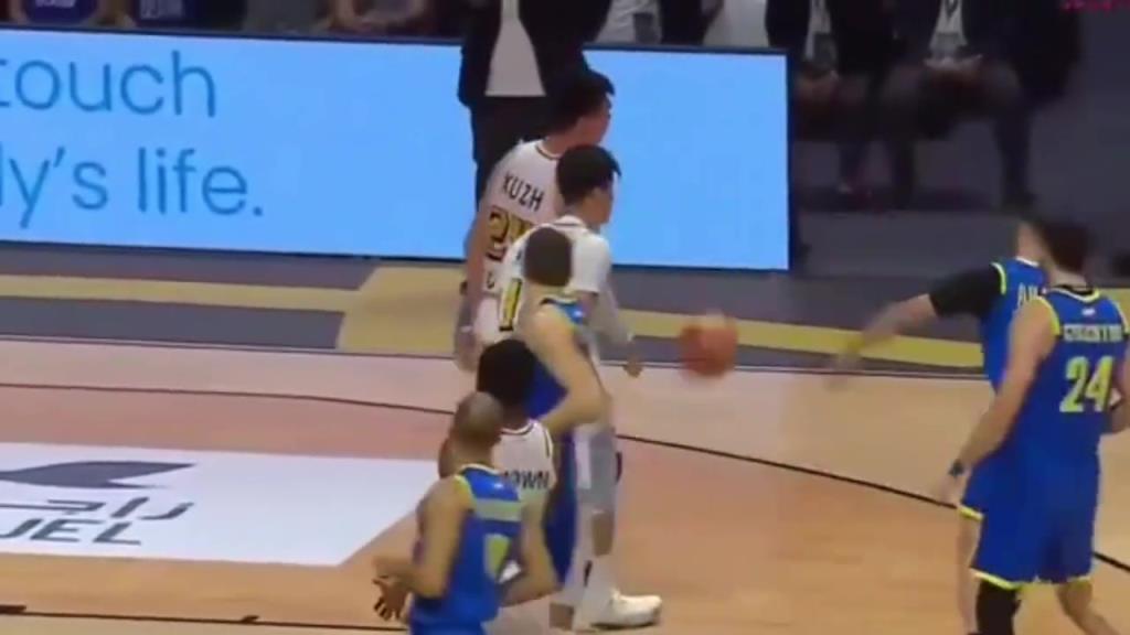 這個防守的發力動作引發了阿拉基的不滿，直接摔球了~