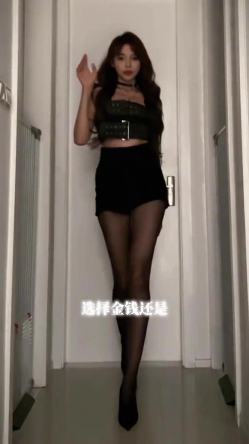 選擇大長腿！女主播小太陽曬反差視頻：姐姐還是妹妹？