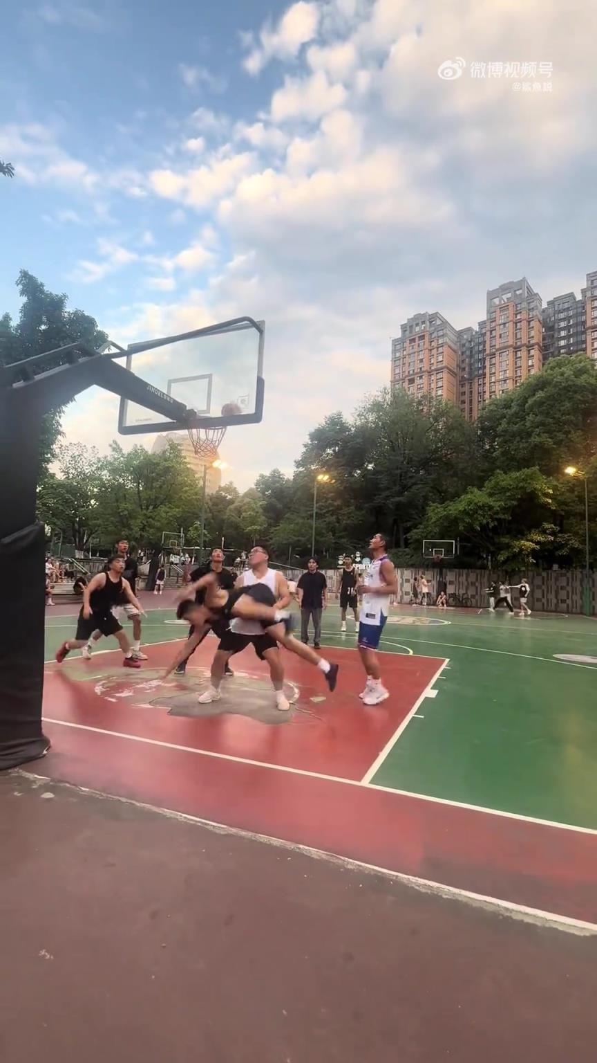 他的防守意識告訴他要補防，他的保護意識告訴他要保護對手