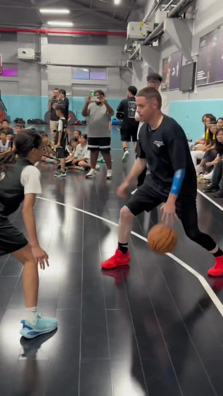 教授運(yùn)球還是這么絲滑！中國行第一天上演經(jīng)典過人招式...