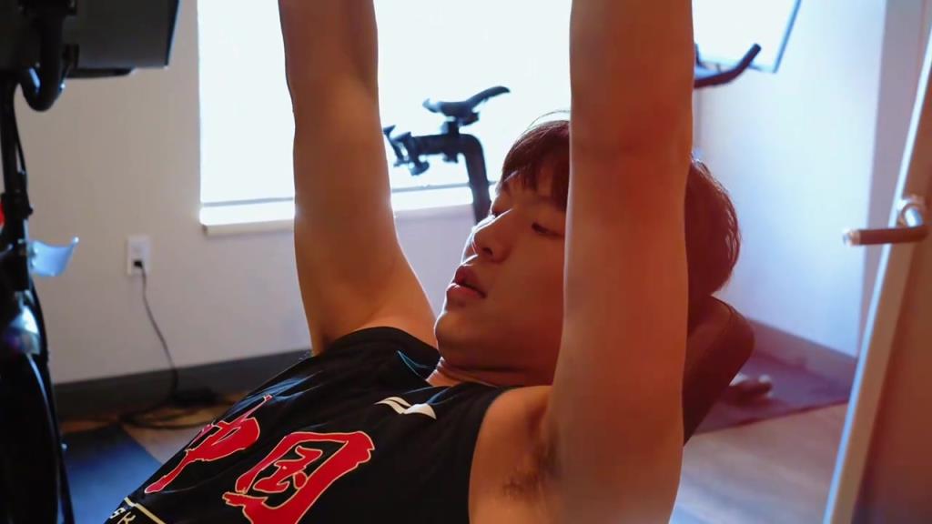 訓練永不停歇!小楊進行力量訓練 感覺變壯了誒