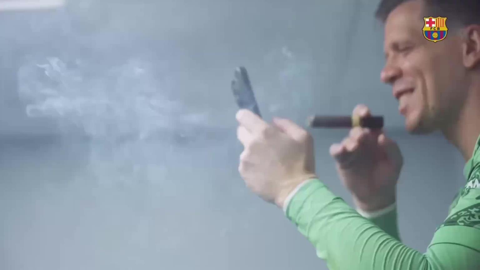 曾因吸煙被教練趕出球隊的他，如今助力巴薩拿下三冠王！