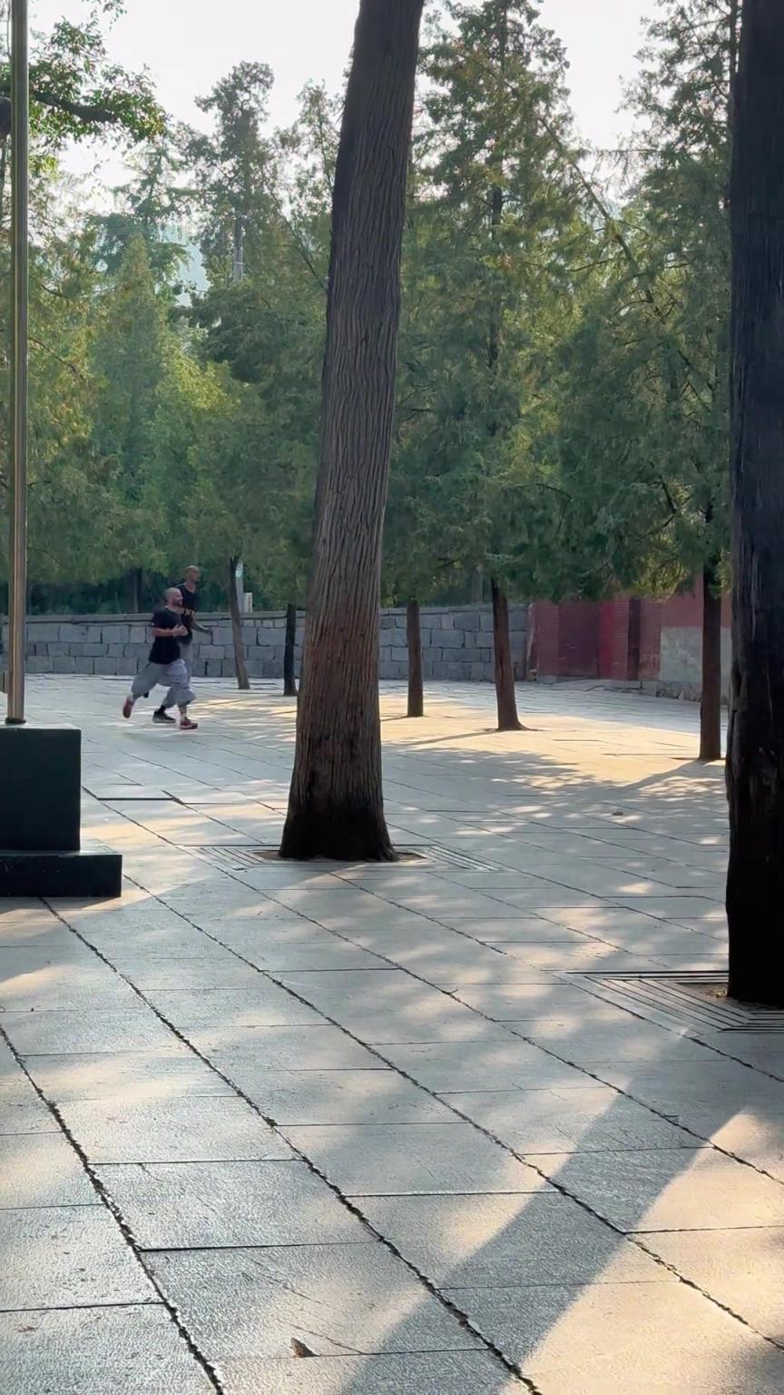 歲月靜好！文班儼然已經融入少林寺