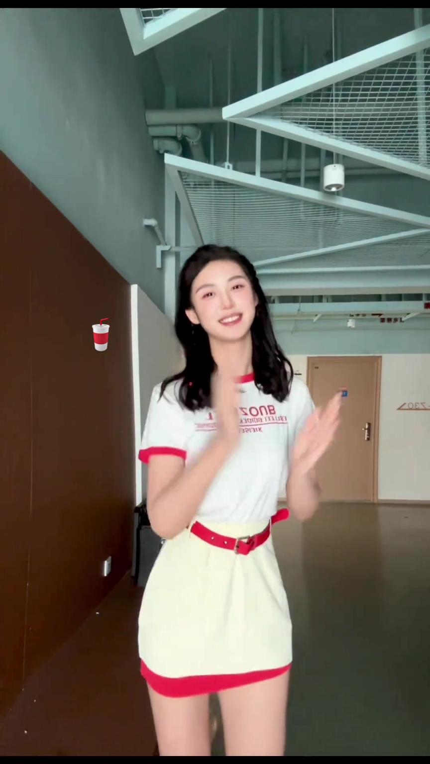 什么大女主劇哈？卓識曬劇組花絮：新皮膚上線??請你喝汽水