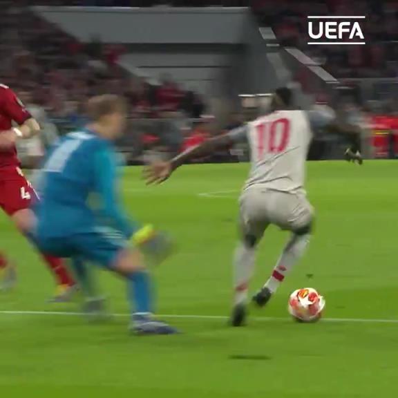 馬內(nèi)這一停一射讓諾伊爾多少有點狼狽