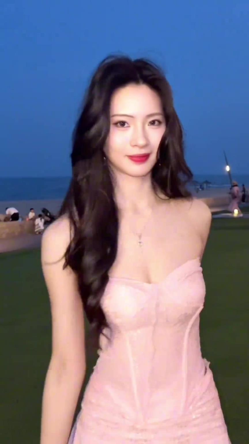 美女登密盼盼一身粉色裙子穿搭現身海邊：你喜歡大海 我喜歡浪