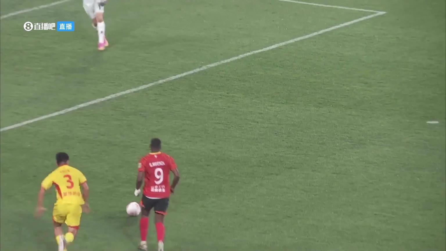 中甲再現(xiàn)超低級失誤,上海后衛(wèi)停球一秒后才開始觀察四周