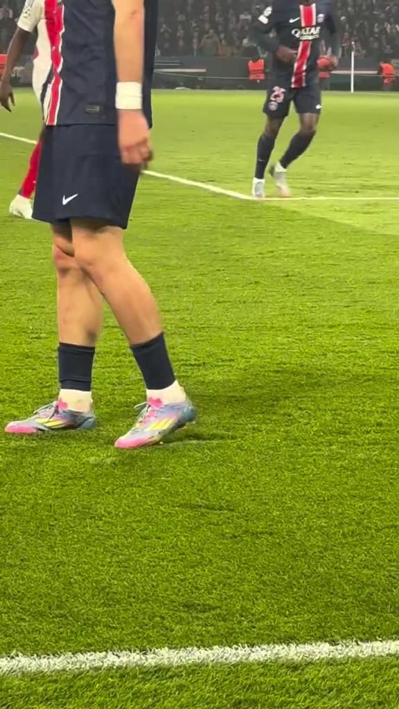 天賦怎么樣呢?現場直拍克瓦拉茨赫利亞的小腿!