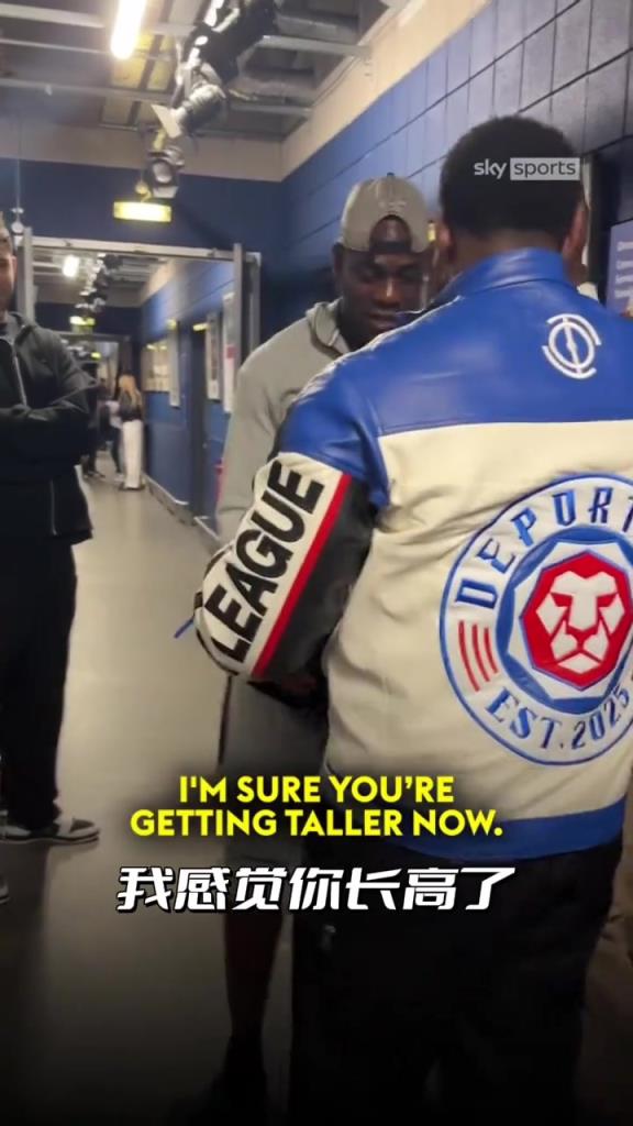 理查茲遇到了巴洛特利：臥槽我都退役當解說了，你還在踢呢