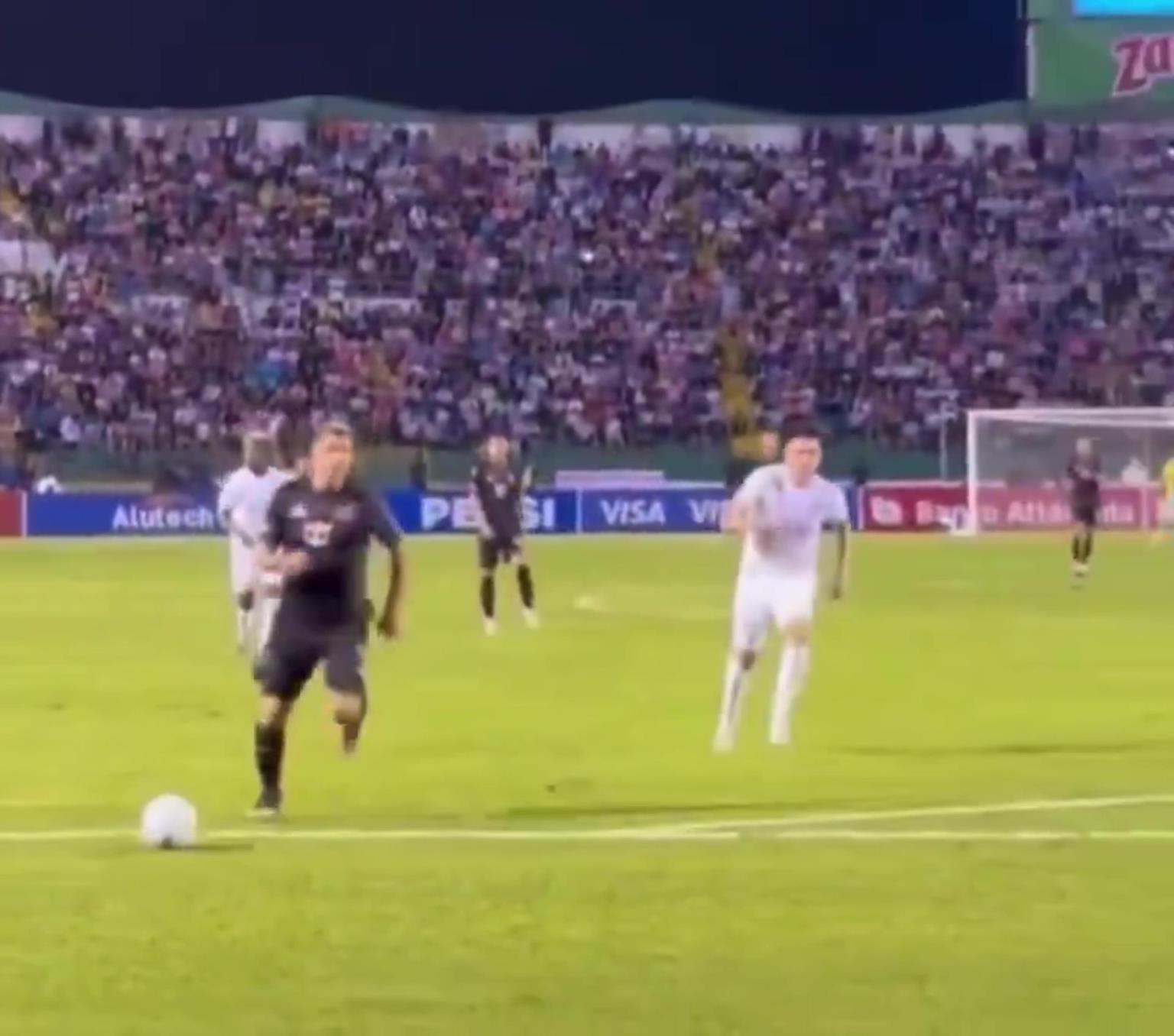 外網(wǎng)熱評：蘇亞雷斯跑起來就像肚子里藏著50個雙層漢堡