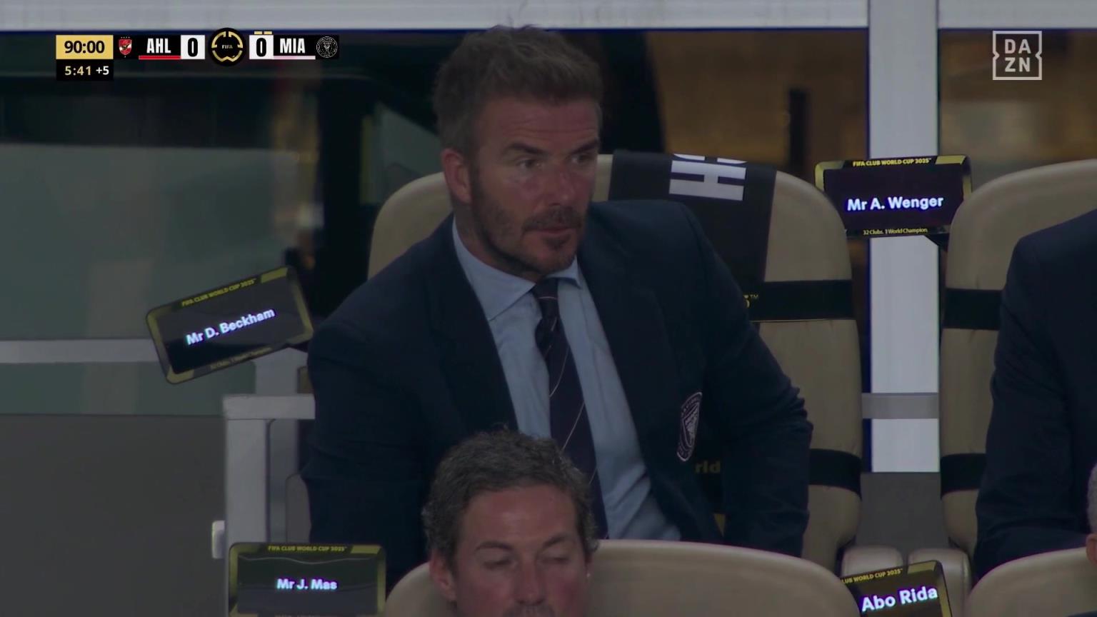 梅西絕殺機會終場前梅西外圍遠射，門將極限撲救還把腰弄傷了