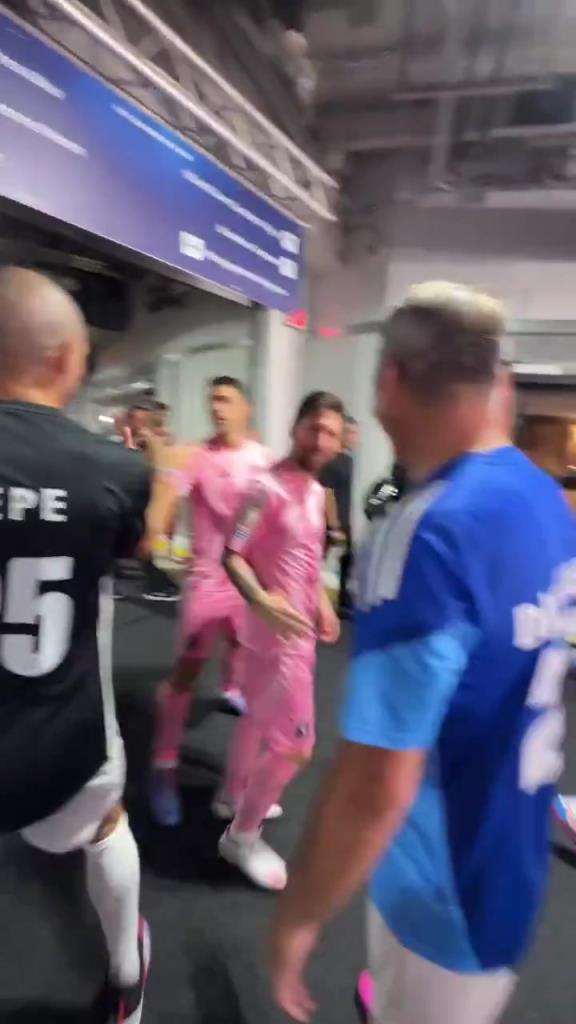 特寫鏡頭：甲亢哥被梅西完全忽視了，甲亢哥一臉郁悶為啥不理自己