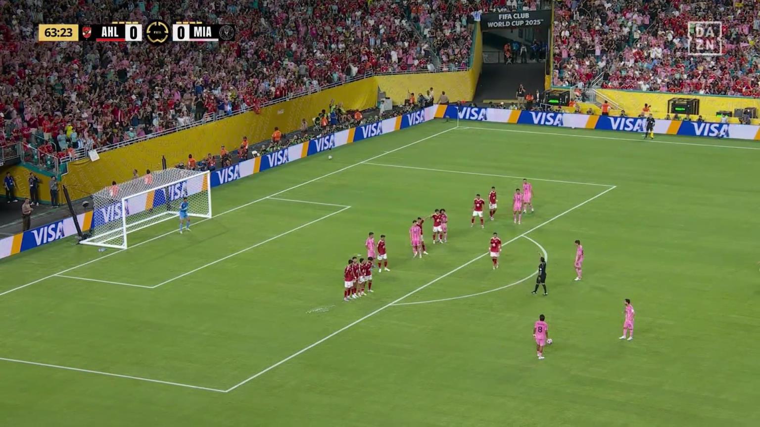 太可惜了！直接任意球稍稍偏出，梅西都以為自己進了