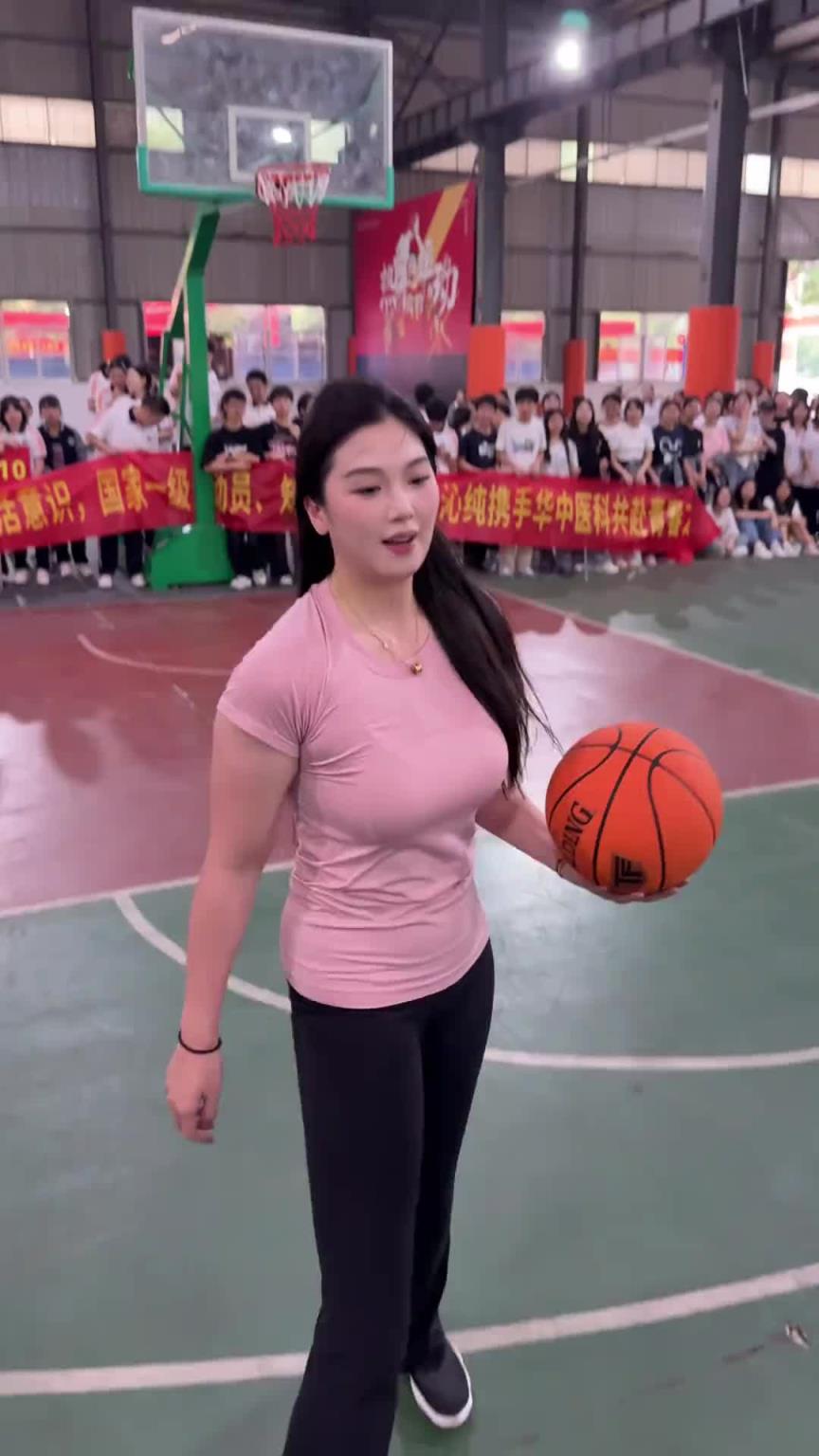 這體格誰頂誰啊?國產卡戴珊肘姐:又一位老師來給我上強度了~