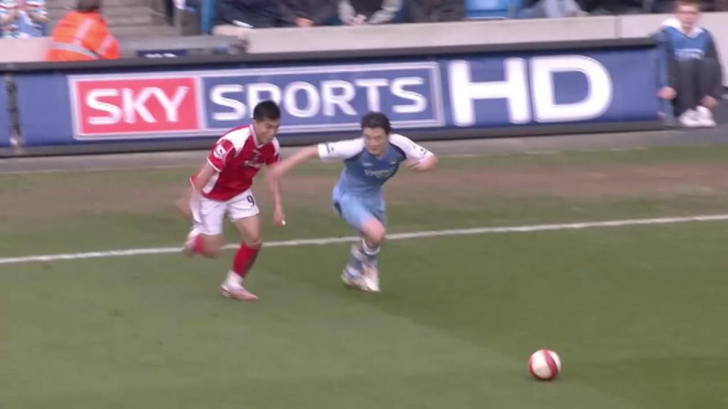 當年孫繼海大戰(zhàn)鄭智！當年英超賽場上演“中國德比” ！