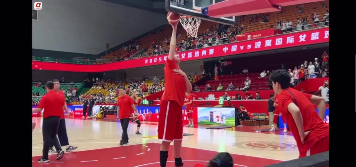 驚人熱身方式全球獨(dú)一份！2米26女巨人張子宇竟如此離譜熱身