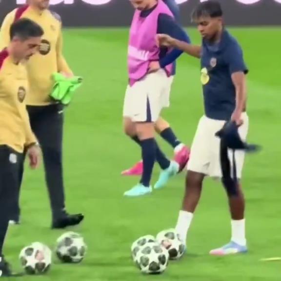 外網熱議：亞馬爾把衣服扔地上而不是交給助教