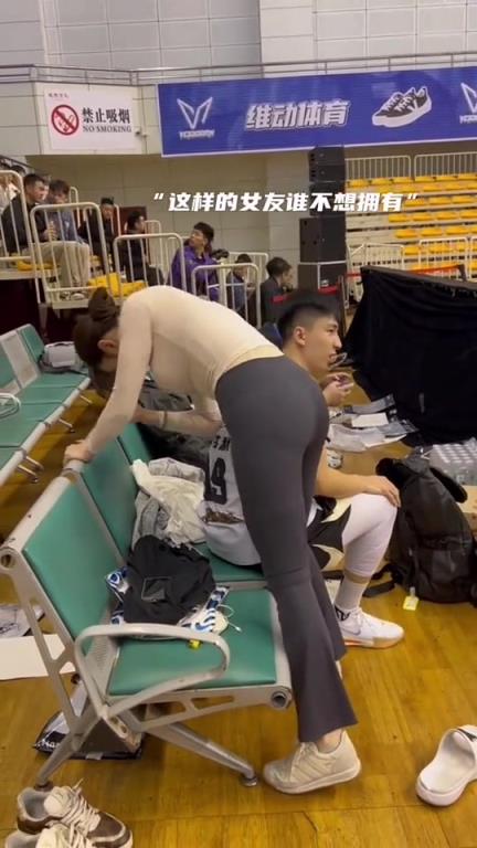 前華僑大學(xué)隊長周其默賽中休息女友為期按摩，這也太幸福了吧！