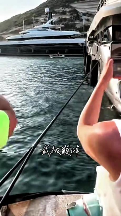 當(dāng)在海邊散步遇到了正在度假的GOAT～