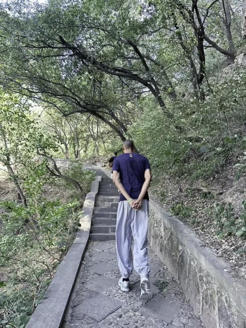 高僧心性！文班被拍到背著手走在嵩山林間