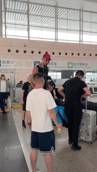 結(jié)束修行！文班亞馬在鄭州東站過安檢，這身高實(shí)在是太過顯眼了