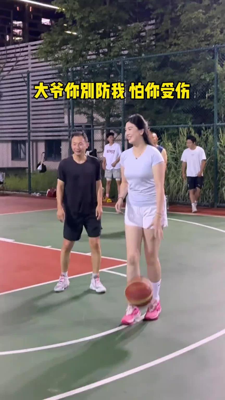 頂不?。?guó)產(chǎn)卡戴珊肘姐和大爺打球：大爺你別防我 我怕你受傷