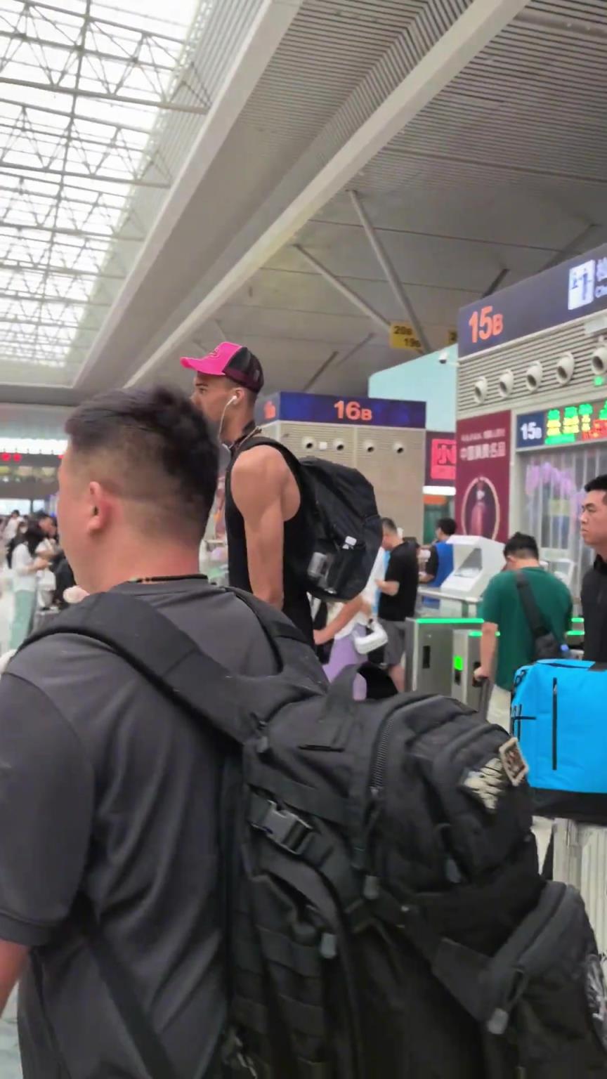 學(xué)成下山！文班從河南啟程，車站里一覽眾山小