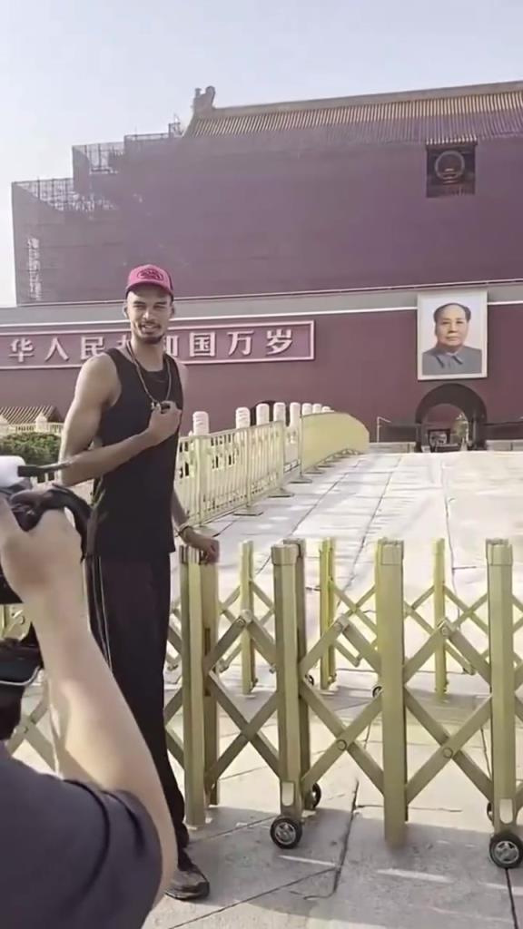 結束少林寺修行后，文班到天安門廣場瞻仰了一番+拍照留念~~