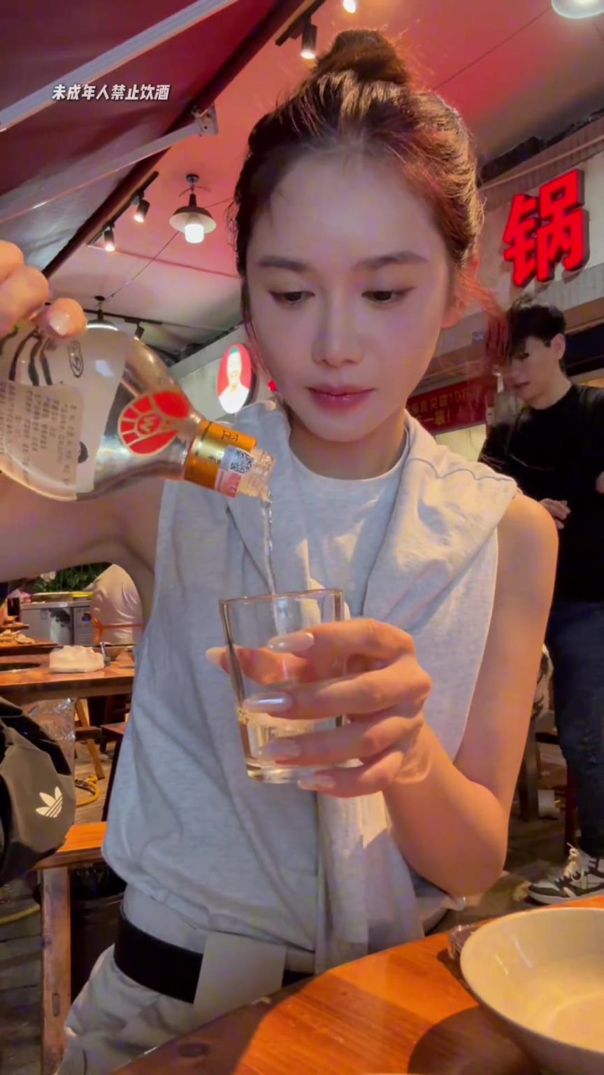 酒量可以啊！美娜曬視頻：看看53歲女主持人下班后的快樂有多簡(jiǎn)單