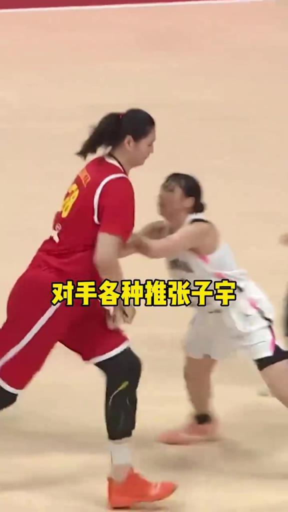 日本球員在防守中針對(duì)張子宇各種推搡，張子宇直接把她撞倒！