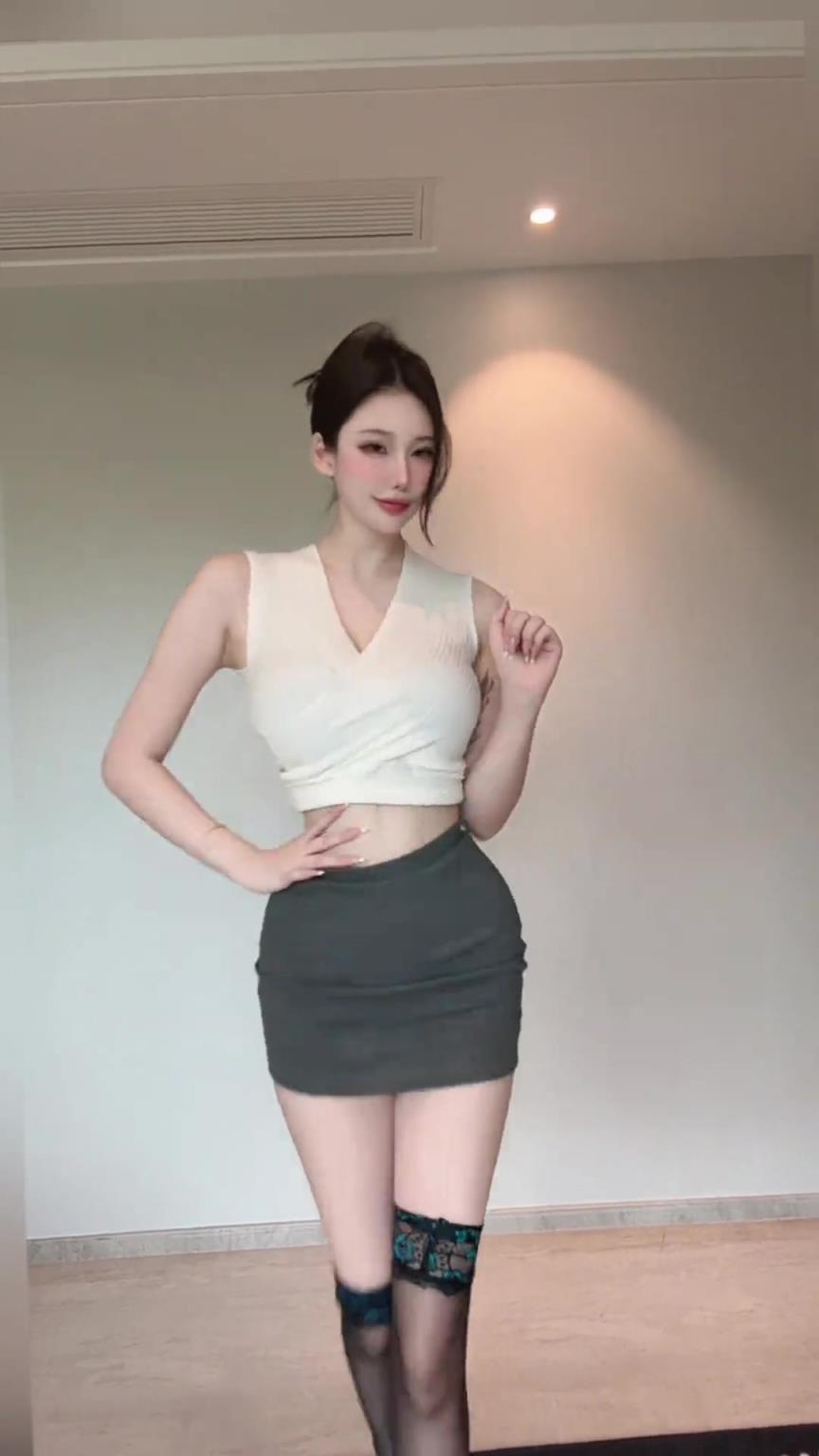 還是很頂啊！前山西男籃凱瑞圖前女友穿著黑絲繼續(xù)扭起來~