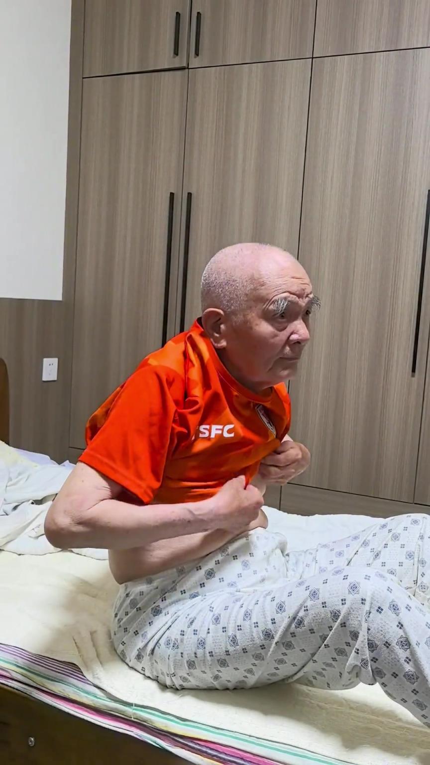 阿爾茨海默病可以讓他認(rèn)不出自己的兒子，卻忘不了泰山隊(duì)的比賽