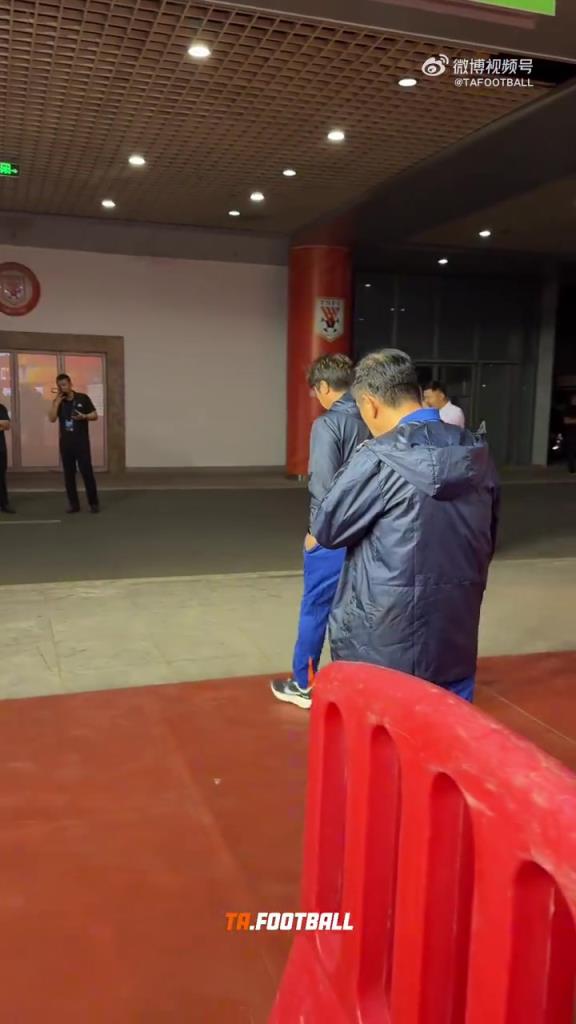 泰山球迷：為什么不出席發(fā)布會(huì)，就這么灰溜溜的走了？還要臉嗎？