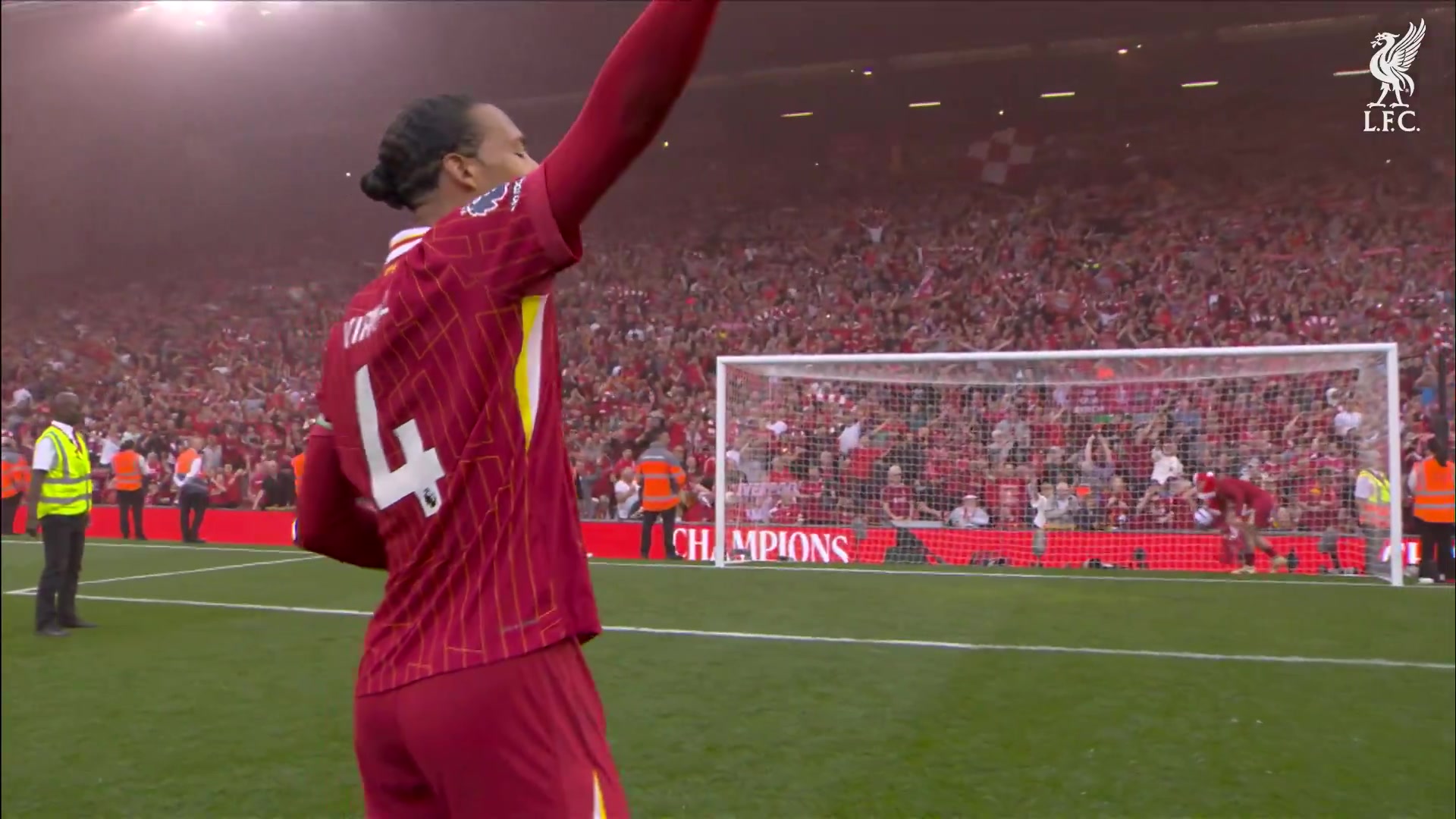 你怎能不泪流满面！利物浦全队面向看台和球迷高唱YNWA，太动人！